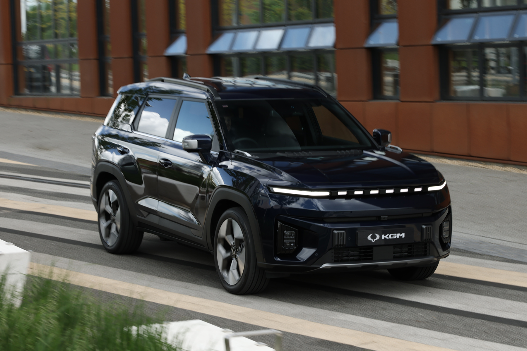 KGM Torres EVX front view | Expert Rating